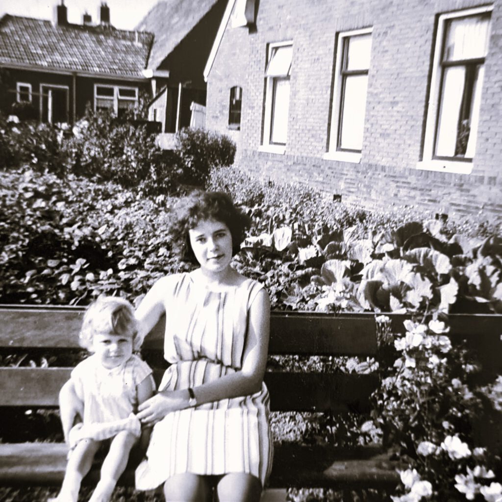 1963 Warffum Gea Kramer en tante Jannie