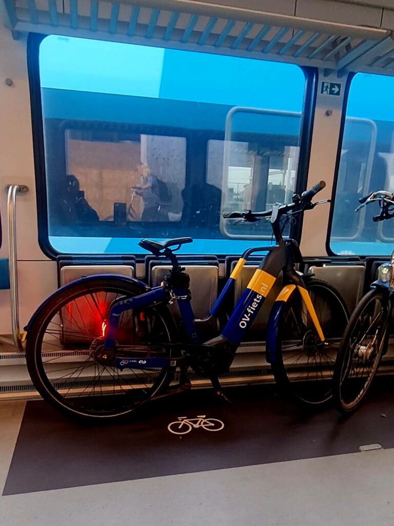 2023-09-26 Gea Kramer Trein fiets