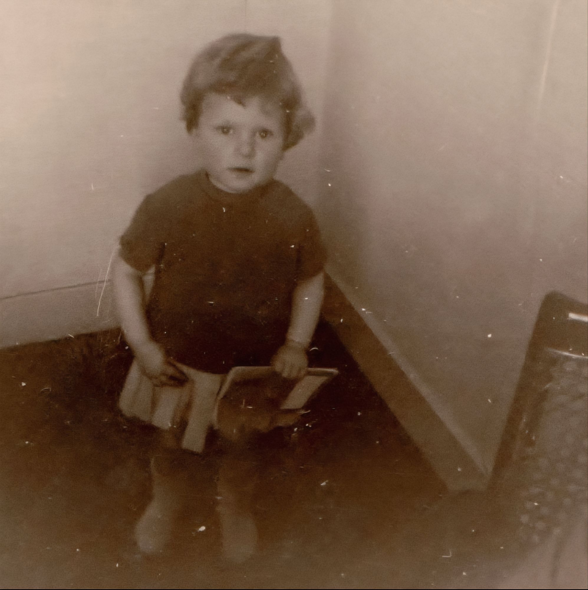 In de keuken van Oma, naast de stoel van Opa. Schriftje