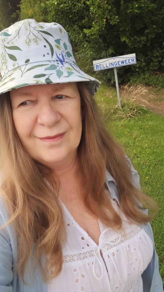 Gea Kramer bij het plaatsnaambord Bellingeweer bij aankomst in het gehucht