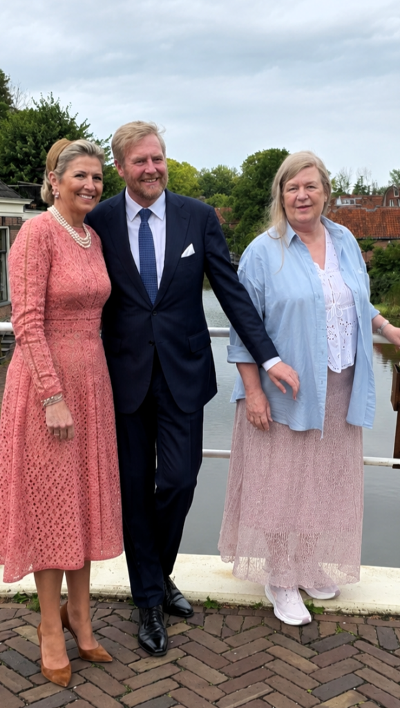 Gea Kramer naast koning Willem-Alexander en koningin Máxima op De Boog in Winsum. AI bewerking