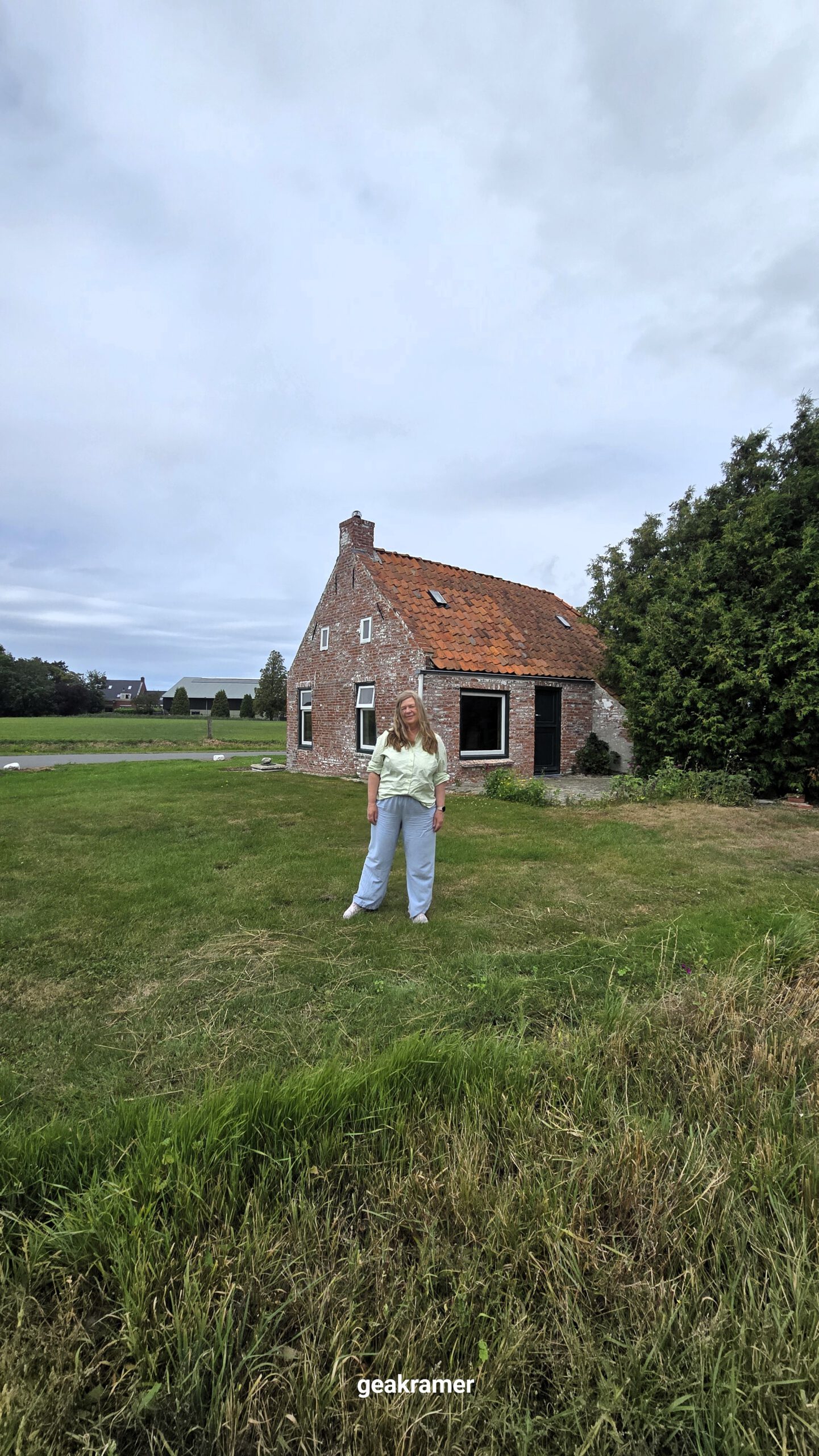 Gea Kramer bij het Brintahuisje in Breede op het Hogeland