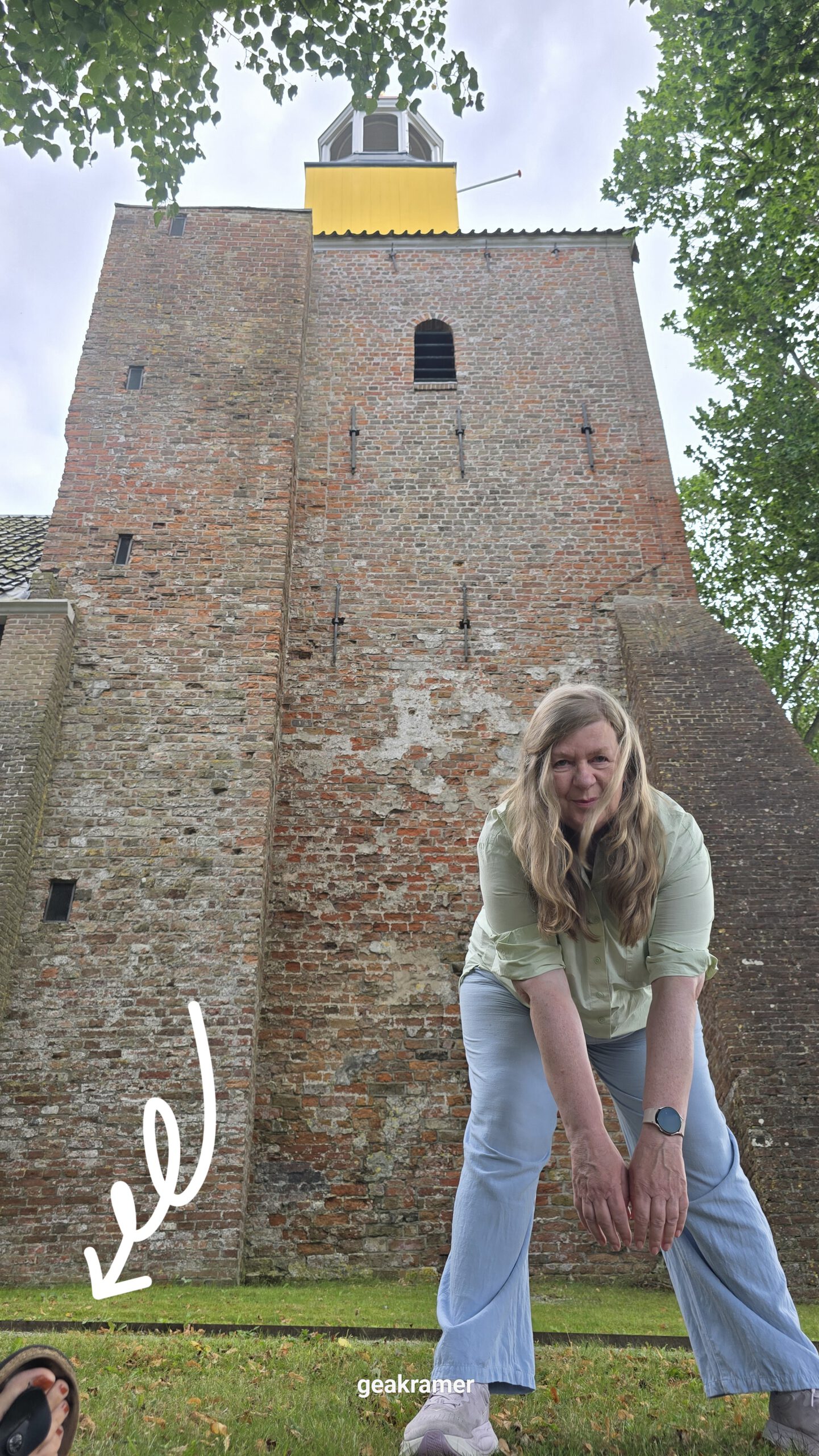 Gea Kramer bij de kerktoren van Hornhuizen op het Hogeland
