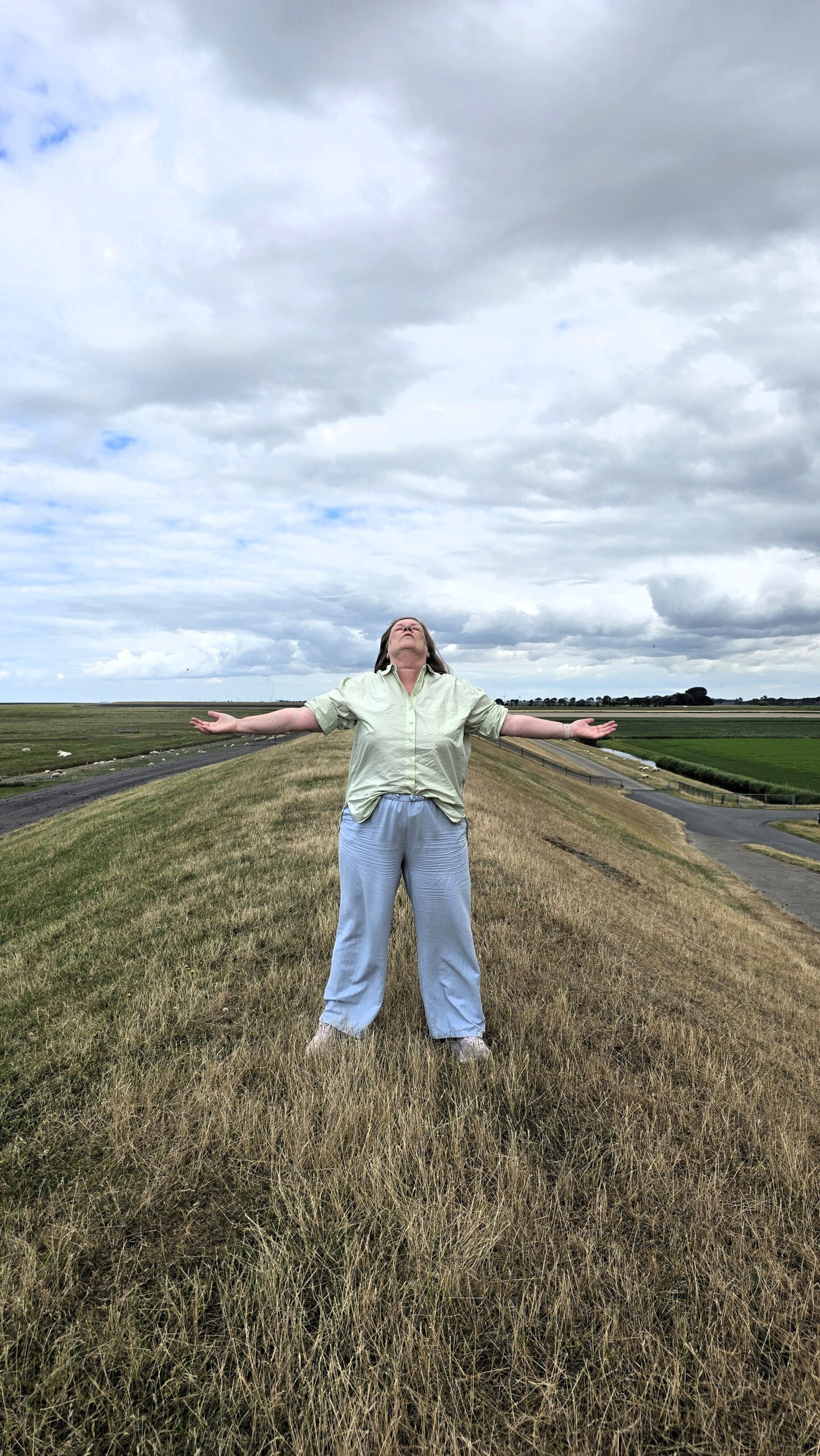 Gea Kramer in overgave op de Waddendijk tijdens een kleine reis op het Hogeland
