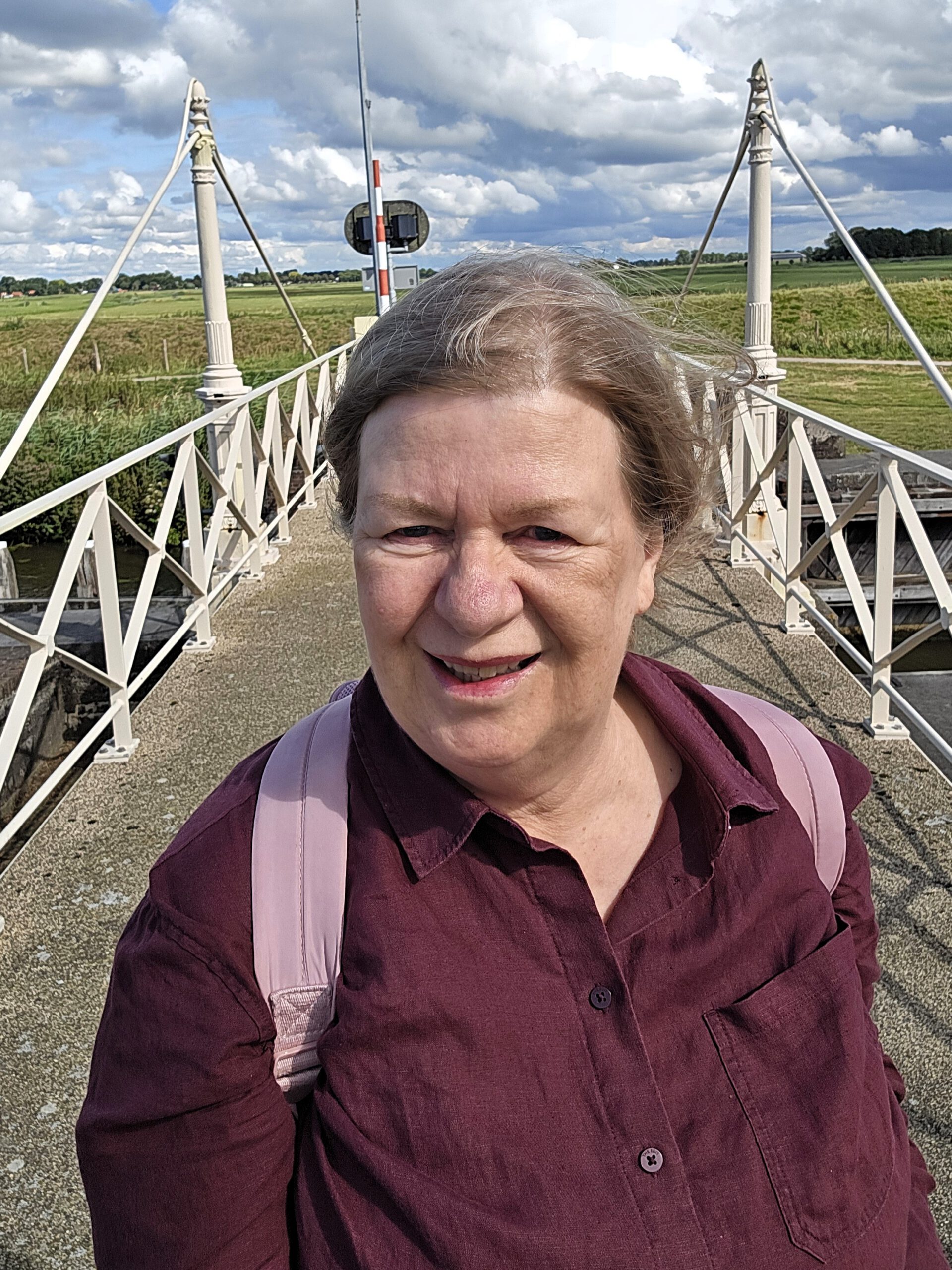 Gea Kramer op de Wetsingersluis in het Reitdiepgebied, Groningen
